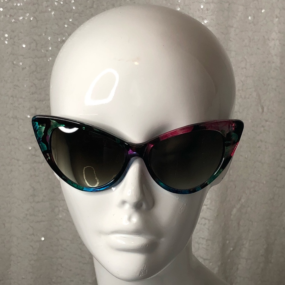Cat eye sunglasses 🕶 - Picture 2 of 2